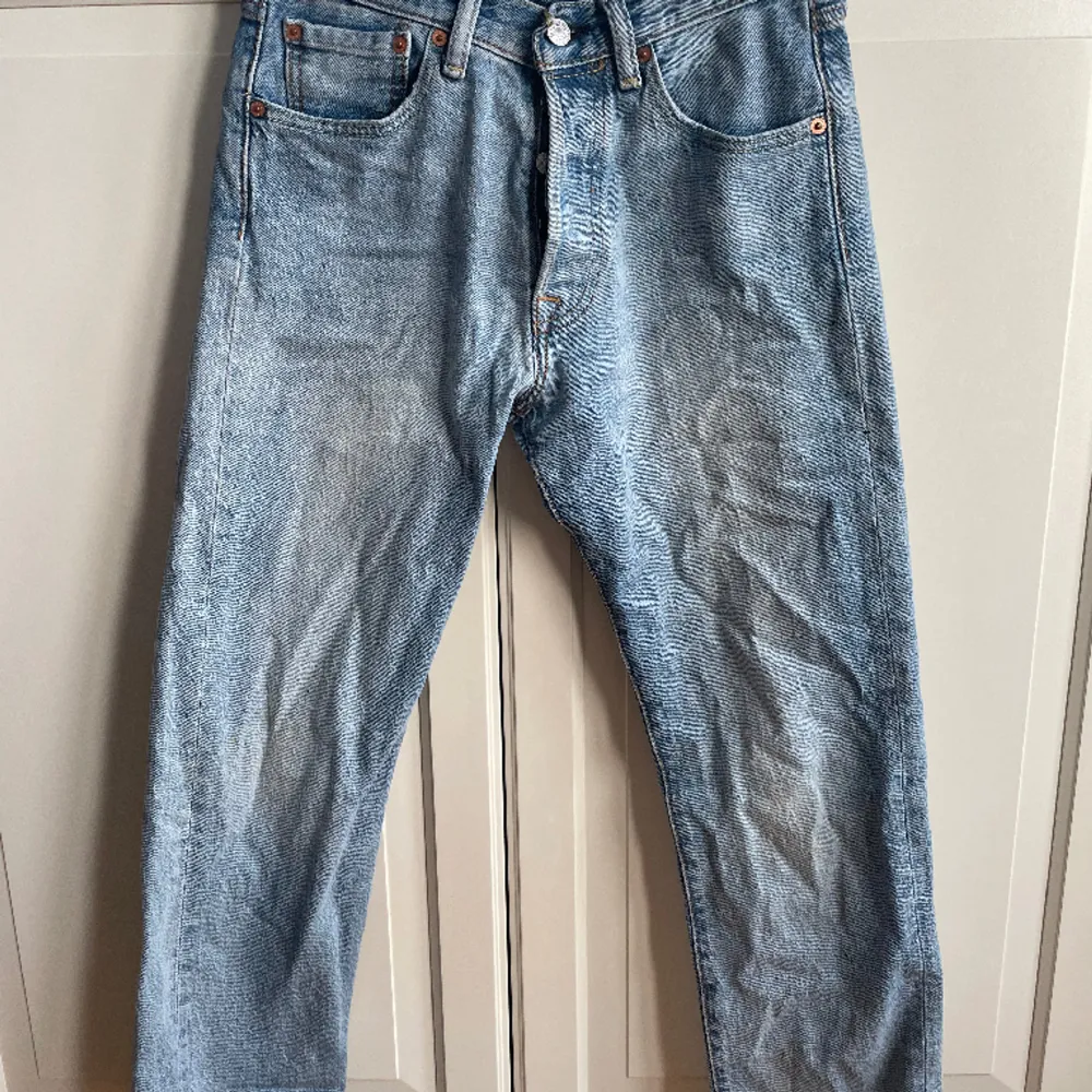 Hej! Säljer ett par Levis 501 som inte längre kommer till användning. De är i ganska bra skick och storlek 29/30.  Pris kan diskuteras vid snabb affär!. Jeans & Byxor.