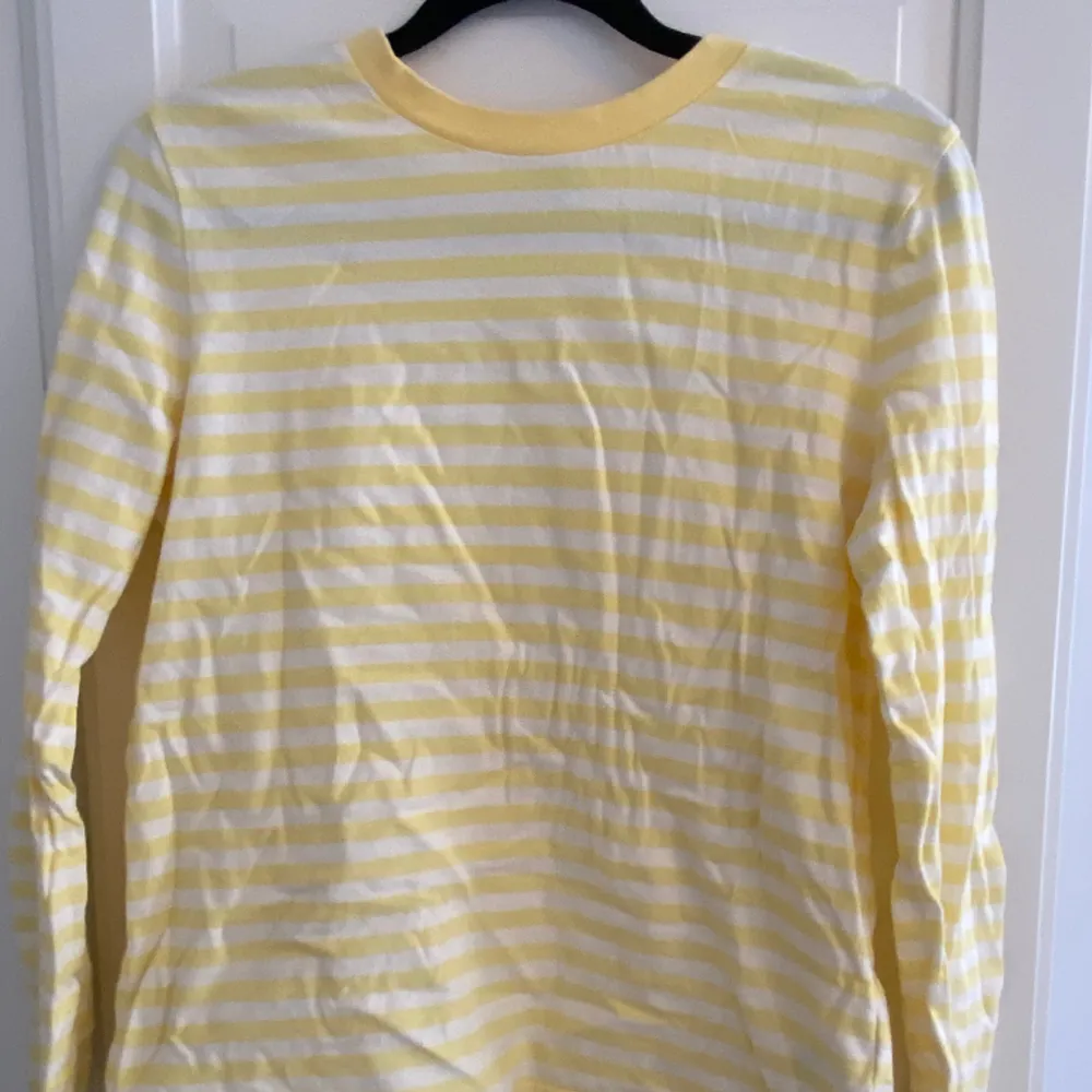 En fin gulrandig tröja från &otherstories🌸 bra skick💗. T-shirts.