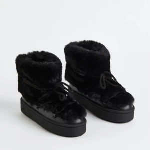 Fluffiga boots - Säljer mina fluffiga Boots från HM inköpta förra vintern. Knappt använda. Inga defekter! Stl 40 men passar mig som pendlar mellan 39 och 40