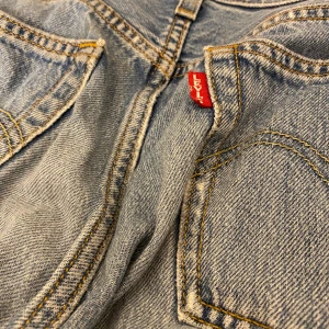 Levi’s byxor - Säljer mina Levi’s 501 byxor som har storleken W26 L28. Användt fåtal gånger dom är i nyskick. 
