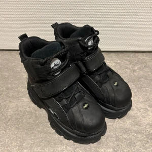 Buffalo London  - Buffalo Classic high leather i strlk 35.  Passar mig som är normal 36.  Använda 3 ggr så helt i nyskick 🌻 Mellan 2500-3000kr nya.  Hör gärna av er för bilder/frågor 🌸🌸