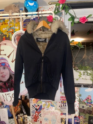 Gosig jacka - Jättegosig jacka med fluffig insida (ej fluff i ärmarna dock!). Använd en del men är i gott skick! 💗