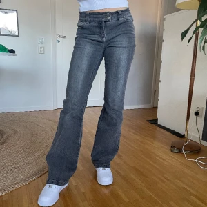 Lågmidjade Jeans - Lågmidjade och bootcut jeans i storlek 38. Passar mig som ofta bär storlek S och är 169 cm lång. Midjemåttet 40 och innerbens längd 80. Köpta second hand men är en gammal modell av Kappahl, bra kvalité. 