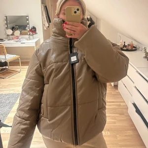 Jacka från lxa nyskick - Jacka från lxa i nyskick. Slutsåld på hemsidan och nypris ligger på 1300kr. Säljs då den inte kommer till användning 
