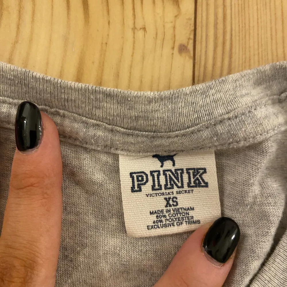 Hur söt tröja som helst från PINK VS! Får så många komplimanger i denna!🎀. T-shirts.