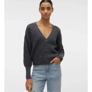 Svart kofta - Svart kofta från vero Moda helt oanvänd kunde inte returnera då jag råka ta bort prislappen, säljer pga för liten