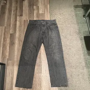 Thriftade Gråa baggy jeans. - Stl M/L ca (33W,32L)