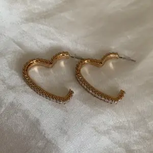 Hjärtformade rhinestone örhängen i guld