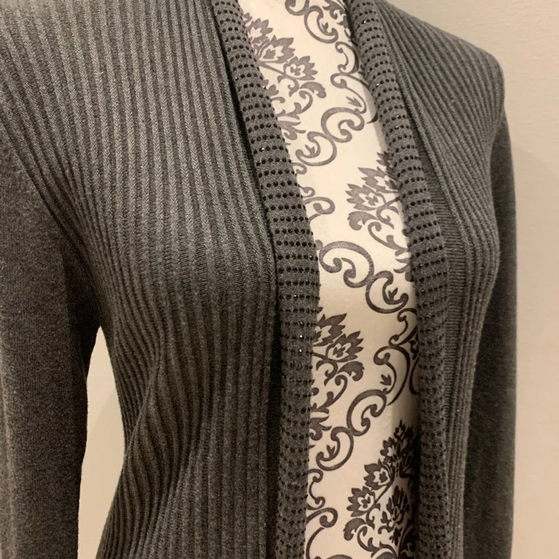 Kofta pliserad m stenar