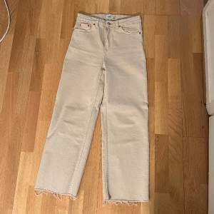 Vida beige jeans från Lager 157 i modellen lane. Storlek S. 