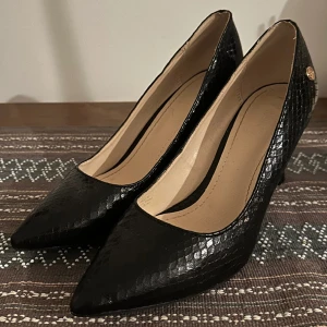 Klackskor - Snygga svarta klackar i stl 38 i fint skick, säljer pga att de har blivit för småa på mig.