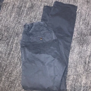 Gant Chinos - Säljer mina sköna Gant chinos/kostymbyxor. Brallorna änvänts fåtal gånger o är i toppskick. Storlek 170 cm. Originalpriset ligger runt 600 spänn men jag säljer för endast 199 kr. 
