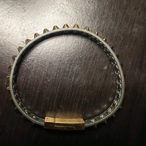 Edblad armband - Svart läder armband med guld taggar från Edblad! Helt oanvänd, säljer då det inte riktigt är min stil