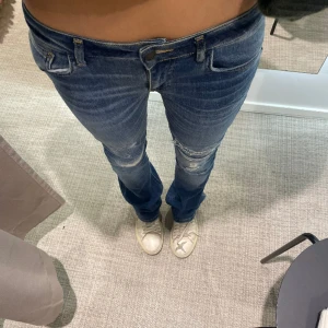 Jeans med hål - Intressekoll på dessa jeans från zara. 