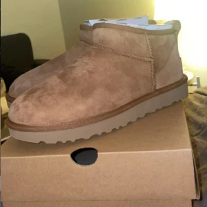 Uggs - Säljer mina uggs i modellen Classic ultra i storlek 39 som endast är använda 2 gånger! Så fint skick! Nypris 1995kr men mitt pris är 1600kr!🙌🏼😍