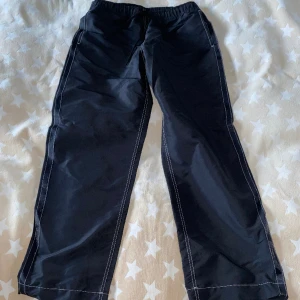 Our Legacy - Tjena! Säljer nu mina Our Legacy byxor som köptes för ungefär 1 år sen i butiken i Stockholm. Dom är perfekt till sånt här väder då den är vatten resistant. Finns två fickor på vardera ben och en ficka på rumpan. Skicka 10/10.  Med vänliga hälsningar/ Teo