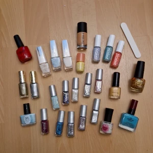 Bundle med nagellack - Stor bundle med 26 st nagellack i olika märken, bl.a. Essie, Depend, IsaDora, L'Oreal..  De flesta är nästan helt fulla, endast använda någon gång. Endast ett par stycken som är halvfulla.