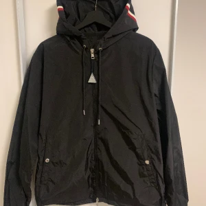 Moncler Grimpeurs Windbreaker Jacka - Moncler Grimpeurs Windbreaker Jacka i nyskick. Säljer då den är för liten Scan på badge fungerar Storlek 3 (Medium) Pris går att diskutera vid en snabb affär För frågor kom DM!