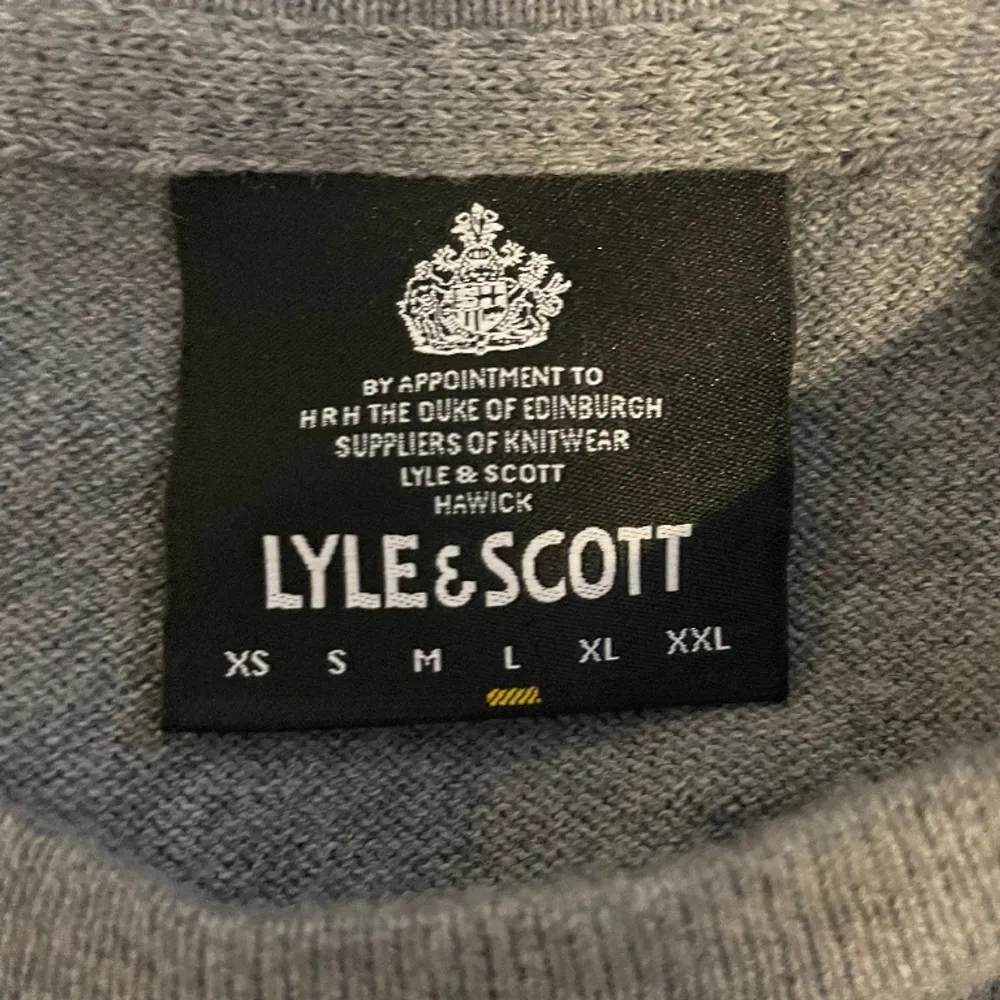 Nu säljer jag en riktigt snygg Lyle & Scott tröja. Storlek L. Jag har även en olivgrön som jag säljer. Den hittar ni på min profil.. Stickat.