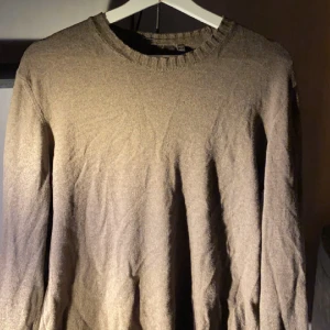 Säljer min Kashmir tröja  - Säljer nu min snygga oscar Jacobson Kashmir tröja. Då jag aldrig använder den. 