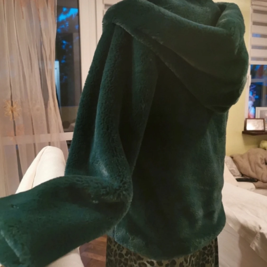 Mörk grön pälsjacka med luva. - 91