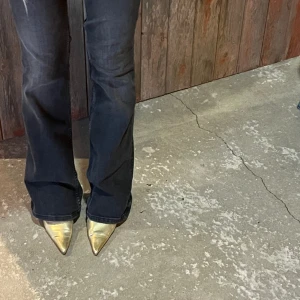 Spetsiga klackar  - Låga guldiga super fina klackar🔥🔥