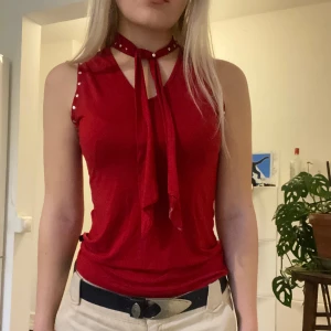 Röd topp - Såå snygg topp med band som man knyter runt halsen. Lite osäker på om jag vill sälja… så skriv gärna på detta inlägg om ni är intresserade och tryck ej på ”Köp nu” direkt!