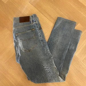 Jeans Tiger Of Sweden  - Hej! Säljer nu mina Jeans från märket Tiger Of Sweden , storlek 28/32 fint skick. Varan är givetvis äkta. Modellen är 180cm och väger 70kg Tveka inte på att höra av dig om du har frågor eller funderingar kring varan! 