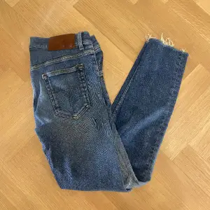 Hej! Säljer nu mina Jeans från märket Tiger Of Sweden , storlek 28/32fint skick. Varan är givetvis äkta. Tveka inte på att höra av dig om du har frågor eller funderingar kring varan! 
