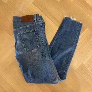 Jeans Tiger Of Sweden - Hej! Säljer nu mina Jeans från märket Tiger Of Sweden , storlek 28/32fint skick. Varan är givetvis äkta. Tveka inte på att höra av dig om du har frågor eller funderingar kring varan! 