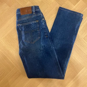 Jeans Tiger Of Sweden  - Hej! Säljer nu mina Jeans från märket Tiger Of Sweden , storlek 31/32 fint skick. Varan är givetvis äkta. Modellen är 180cm och väger 70kg Tveka inte på att höra av dig om du har frågor eller funderingar kring varan!