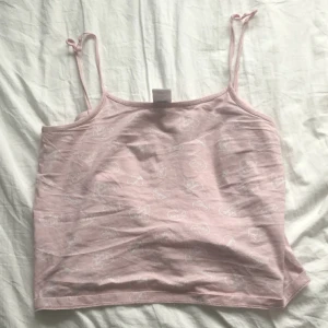 Rosa gulligt linne🩷 - Jätte gulligt rosa linne, lite oversized men även cropped. Kontakta för fler bilder❤️