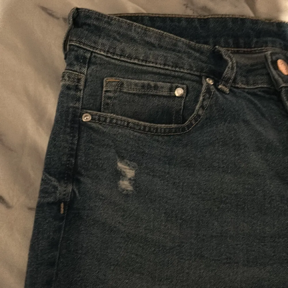 Jätte fina bootcut jeans med högmidja 🩵 väldigt bra skick och bekväma! . Jeans & Byxor.