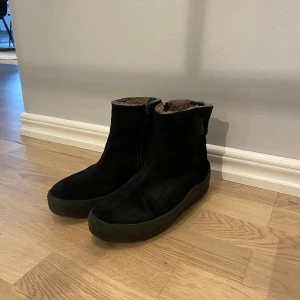 Dasia vinterskor strl 37 - Varma och sköna vinterskor från Dasia. Fodrade på insidan och mocka eller liknande på utsidan. Hög sula som hindrar kylan att komma upp. Sparsamt använda då de är lite för små för mig som vanligtvis har strl 38. Bild på insidan där de är aningens slitna. 