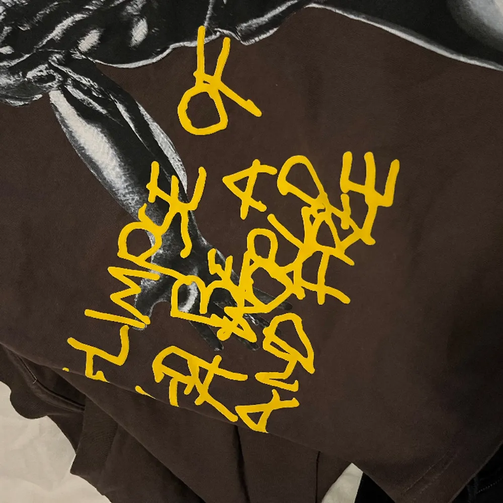 En grymt snygg t-shirt designad och droppad av Travis Scott i samband med hans senaste album Utopia.  Flera artiklar från samma dropp finns i min profil.. T-shirts.