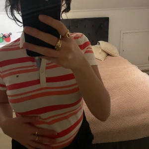 Piké  - Jätte fin piké från Tommy hillfriger i storlek S. Använd en gång och är som ny