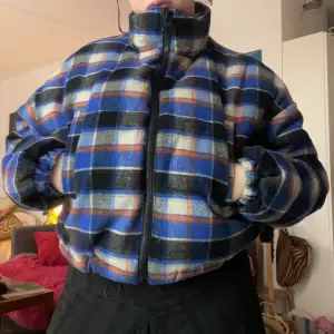 Jättesnygg rutig puffer jacket från Urban Outfitters köpt för flera år sen. Använd men fortfarande i jättebra skick! Nypris 899 kr