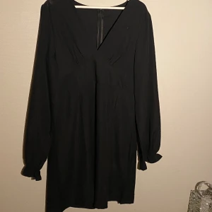 Svart klänning  - Svart klänning, aldrig använd, storlek XL, den har dragkedja på ryggen