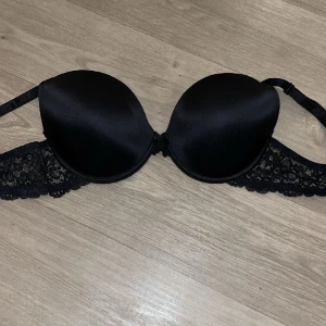 Bh - Svart bh med spets i 90D❤️Så fin men köpte fel storlek❤️
