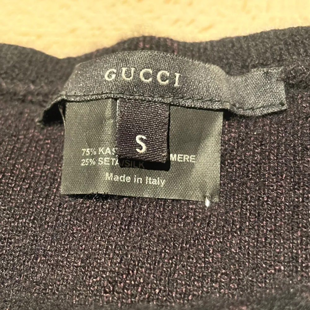Äkta Gucci tröja i 75% kashmir, 25% silke. Snygg unisex modell i nyskick utan några tecken på defekter. Skriv gärna för fler bilder! . Tröjor & Koftor.