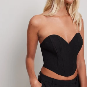 korsett topp - jätte söt korsett topp !!🥹 köpt ganska nyss och aldrig använd, passar perfekt nu till nyår✨✨