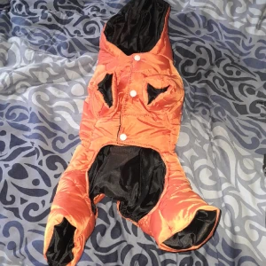 Småhunds täcke - Helt ny dress till liten hund, säljer den eftersom den är beställd förliten!