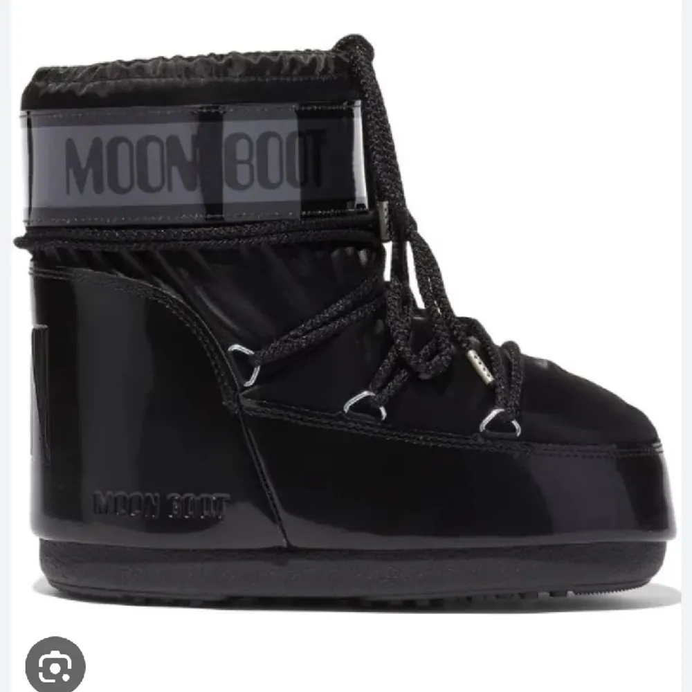 Säljer mina moon boots i storlek 36/38, som nya!💞. Skor.