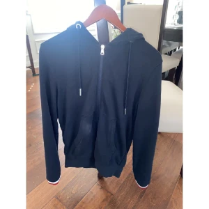 Navy blue monocled zip up - Ganska ny men använder ute eftersom den är för liten. FRÅGA FÖR MER BILDER!!!!!!