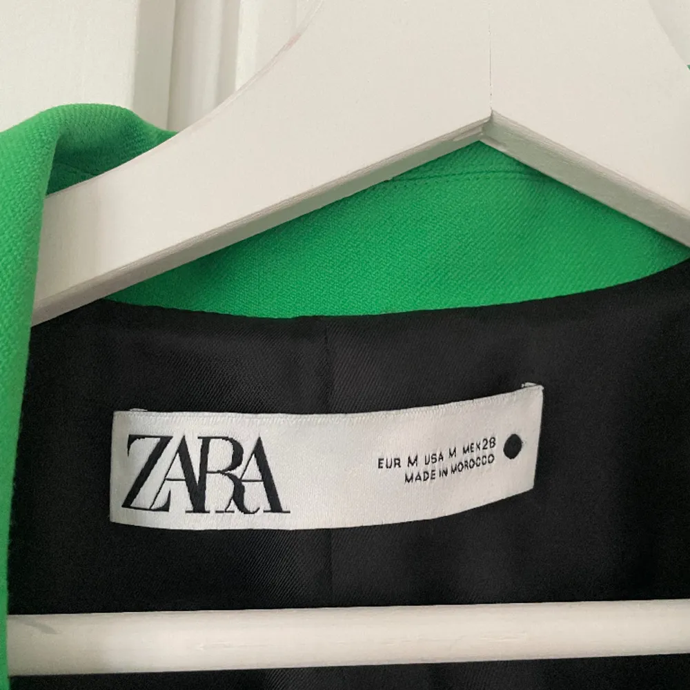 Snygg grön Kavaj från Zara. Skriv om du har några frågor! . Kostymer.