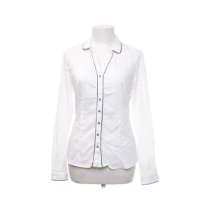 Vit blus  - Säljer denna superfina blus som tyvärr inte kommer till användning💕 strl S/M.