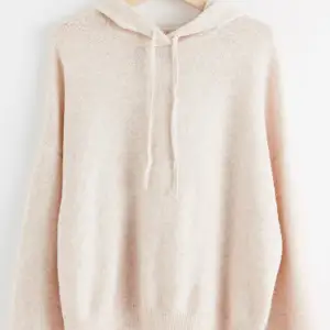 Säljer denna snygga stickade hoodie från Lindex. Köpt för ca 1 år sedan, använd väl. Ganska nopprig men syns knappt. Väldigt stretchig, passar därför strlk S som jag i vanliga fall har🤍
