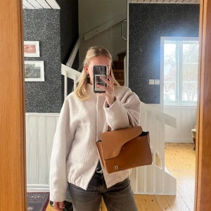 beige/vit jacka från zara - ursnygg beige/vit bomberjacka från zara🫶🫶 jackan har knappar och stora fickor!☺️