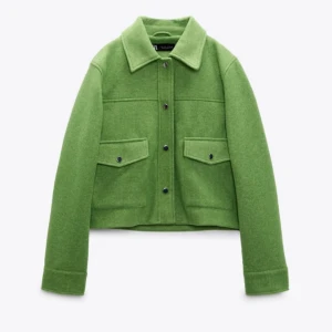 Jacka zara  - Snygg jacka från zara i fin grön färg  Storlek small  Passar perfekt till våren och dig som har 34-36 i storlek   Helt slutsåld på hemsidan  300kr+60kr frakt betalas via Swish 