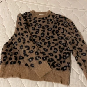 Tröja från zara storlek 164/13-14 år - Tröja från zara i storlek 164 eller 13-14 år. Helt okej skick. Bild finns på det ”slitna”